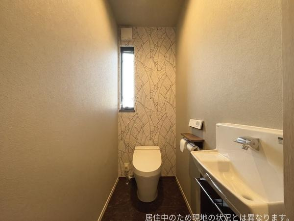 京が丘南4丁目　中古のトイレ|壁紙のデザインがアクセントになっておりモダンな雰囲気のトイレです。窓があり換気や自然光の取り入れにも対応しています。手洗い水栓が設置されているため使い勝手にも配慮されています。