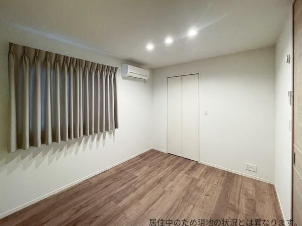 京が丘南4丁目　中古の洋室|落ち着いた色合いのフローリングが特徴の約5.9帖の洋室です。広々としたウォークインクローゼットが併設されており、収納も便利です。