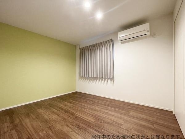 京が丘南4丁目　中古の洋室|約5.9帖の、明るいアクセントクロスと落ち着いたフローリングが調和した洋室です。どのような家具でもレイアウトしやすいつくりです。