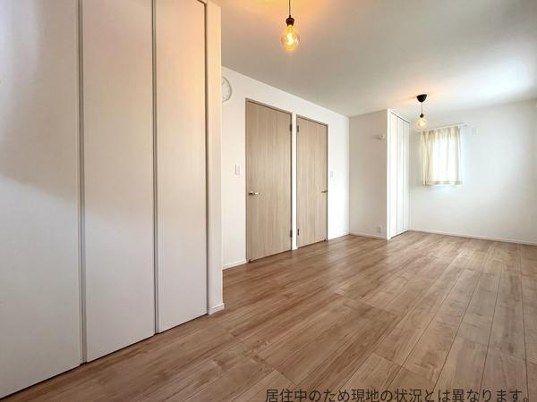 京が丘南4丁目　中古の洋室|約9帖の洋室は壁をつくると4.5帖ずつの洋室にできるため、ドアや収納、窓が2つずつ配置されています。お子様の成長やご家族の生活に合わせて適用できそうです。