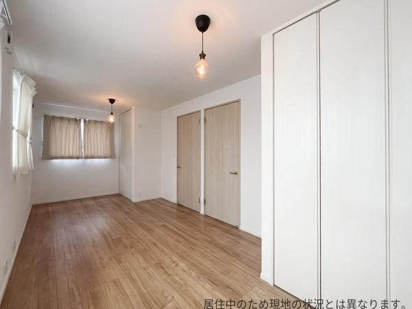 京が丘南4丁目　中古の洋室|約9帖の洋室は壁をつくると4.5帖ずつの洋室にできるため、ドアや収納、窓が2つずつ配置されています。お子様の成長やご家族の生活に合わせて適用できそうです。