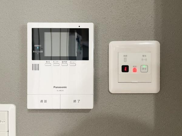 京が丘南4丁目　中古のその他|モニター付きインターホンは来客の様子を伺えるため安心です。玄関ドア閉開錠操作パネルもすぐ横に設置されており、セキュリティ面も安心です。