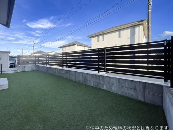 京が丘南4丁目　中古の庭|南側道路に面した広々とした庭が特徴的です。道路より高さがあるのと、フェンス付きのためプライベートが守られ安心感があります。人工芝が設置されておりお手入れも手軽です。