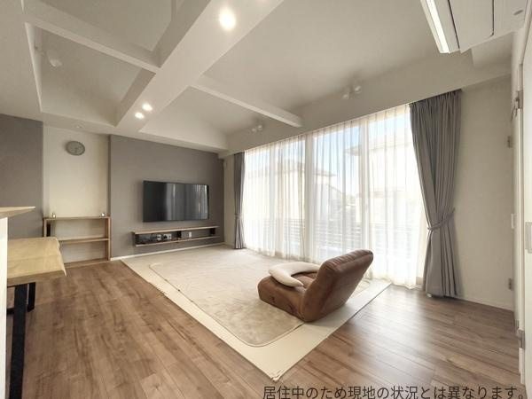 京が丘南4丁目　中古の居間・リビング|約20.1帖のＬＤＫは、大きな窓から自然光が差し込み明るい空間となっています。天井の梁がアクセントとなり雰囲気を引き締めています。一部天井が吹き抜けで開放感もあります。
