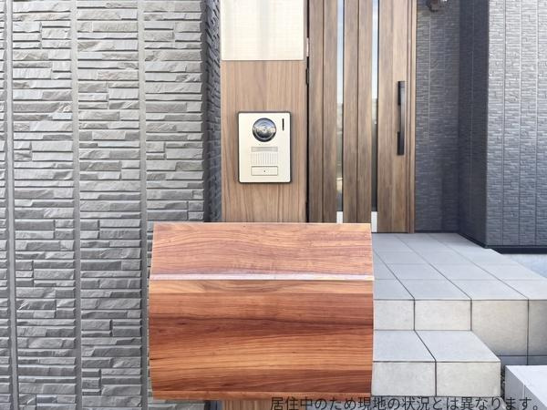 京が丘南4丁目　中古のその他|木目調のポストが外観に統一感を与えています。インターホンも設置されており安心の設備が整っています。階段アプローチが段差を緩やかにしています。