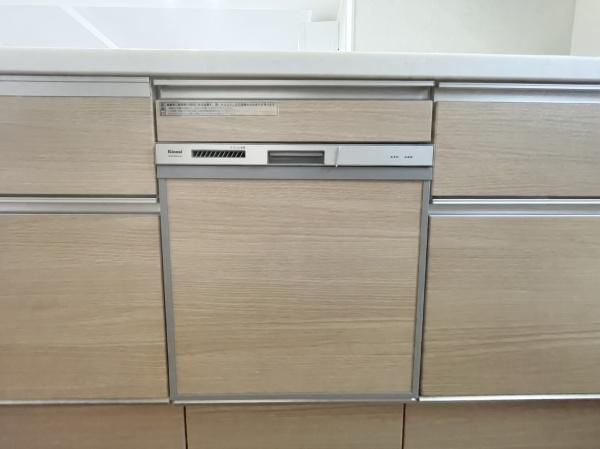 京が丘南4丁目　中古のキッチン|機能的な食器洗浄乾燥機が組み込まれているキッチンです。すっきりとしたデザインの扉でキッチン全体の統一感も感じられます。