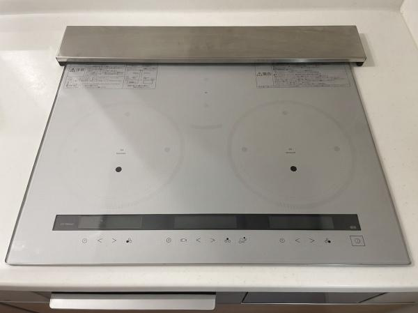 京が丘南4丁目　中古のキッチン|使いやすさを考慮したIHクッキングヒーターが設置されています。操作パネルも見やすく毎日のお料理に便利です。メンテナンス性が考慮されたデザインです。