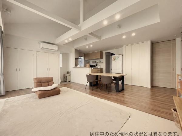 京が丘南4丁目　中古の居間・リビング|南向きの約20.1帖広々ＬＤＫです。明るく開放感のある空間が広がり、天井の梁がアクセントになり全体に統一感があります。床の色合いと内装が調和し落ち着いた雰囲気を演出しています。