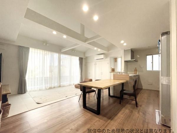京が丘南4丁目　中古の居間・リビング|大きな窓から自然光がたっぷり差し込むリビングです。天井のデザインが空間に奥行きを与えています。フローリングが温かみを演出し開放感のある空間です。