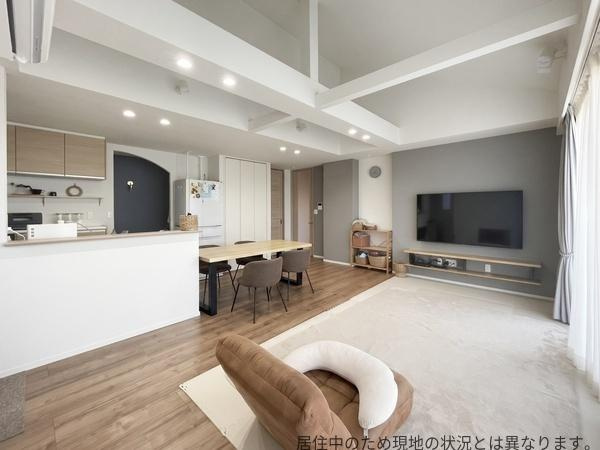 京が丘南4丁目　中古の居間・リビング|リビングの天井一部が吹き抜けとなっており、開放感が魅力的です。大きな窓から自然光がたっぷり差し込み明るい空間が広がっています。