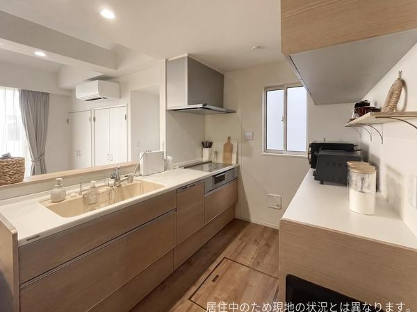京が丘南4丁目　中古のキッチン|明るい色合いの木目が印象的なキッチンです。作業スペースが広めで調理や片付けがスムーズに行えそうです。窓からの自然光が差し込むので開放感を感じられます。