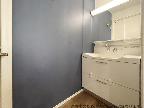 京が丘南4丁目　中古の独立洗面台|鏡面収納が備わり整理整頓がしやすい空間です。壁面の落ち着いた色合いが全体の印象を引き締めています。明るい照明で準備もはかどります。