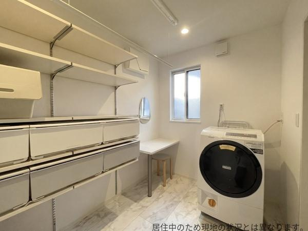 京が丘南4丁目　中古の独立洗面台|脱衣室＆家事室は洗面スペースと別で設けられています。窓からの自然光が入るため室内が明るく感じられます。カウンタースペースもあり日々の作業がしやすい設計です。