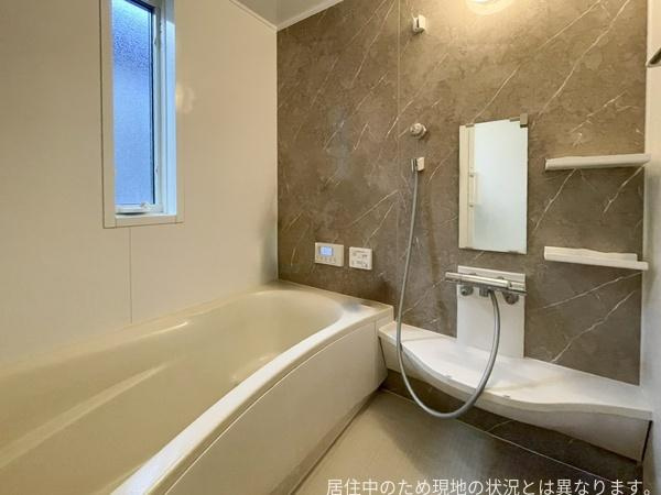 京が丘南4丁目　中古の浴室|窓付きで明るさを感じながら換気もできるバスルームです。シャワーや棚が使いやすいレイアウトになっています。落ち着いた色合いでゆったりとリラックスできそうです。