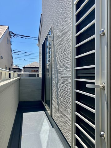 泉町戸建のバルコニー|暖かな日差しのふりそそぐバルコニー