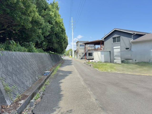 焼津市　中新田　中古住宅　２LDK　平屋建の前面道路含む現地写真