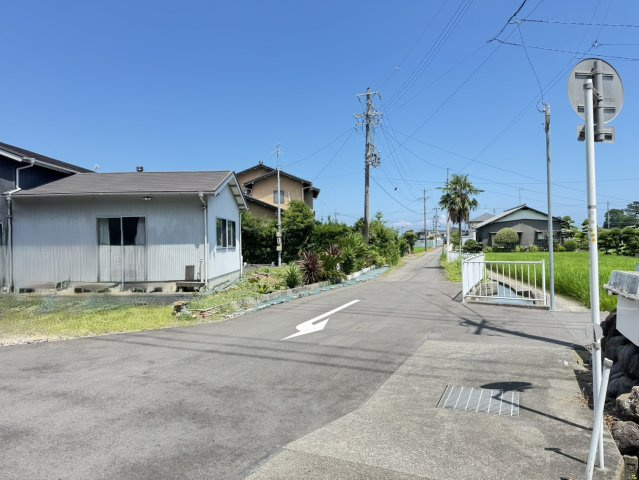焼津市　中新田　中古住宅　２LDK　平屋建の前面道路含む現地写真