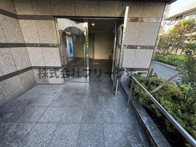 武蔵野市境４丁目の賃貸マンションのエントランス