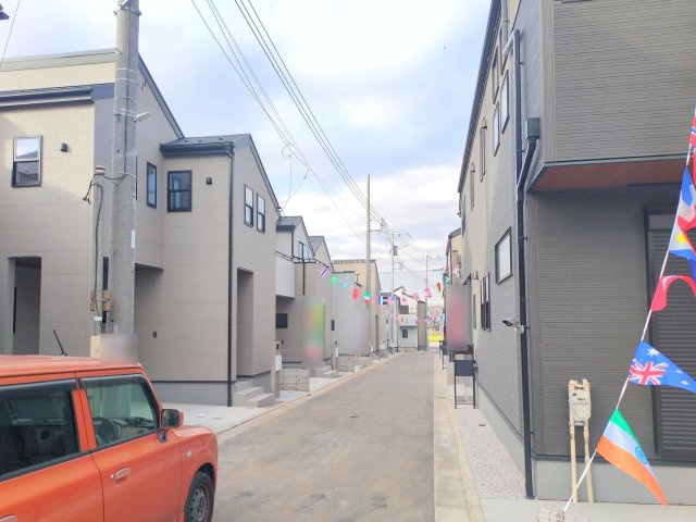 富士見市渡戸１丁目の中古一戸建の前面道路含む現地写真