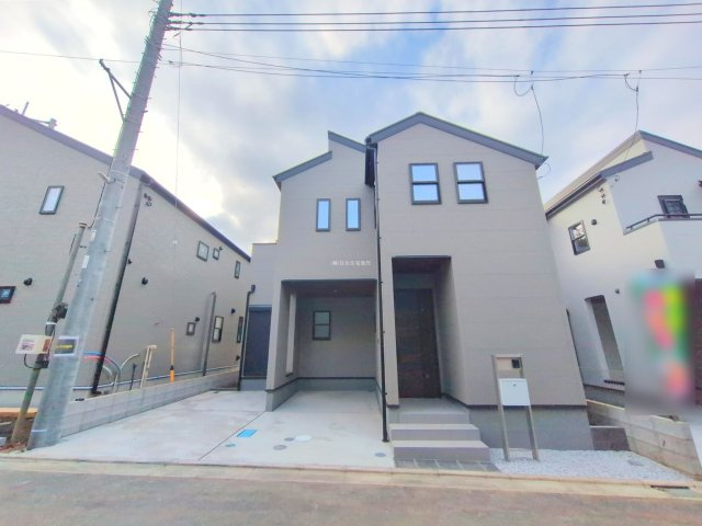 富士見市渡戸１丁目の中古一戸建の外観|お車は並列で２台駐車できますので、セカンドカーやお客さま用のお車も出し入れが楽々です。