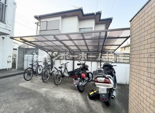 特典：仲介手数料が無料です!!の駐車場