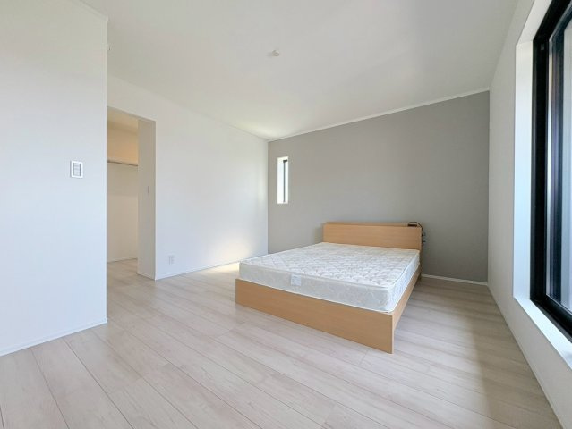 ダイマルタウン　岐阜市水主町第3　全2区画分譲の寝室|全居室に大型収納を設置。高性能な断熱材で丸ごと覆った高気密・高断熱の家で、夏も冬も快適に過ごせます。