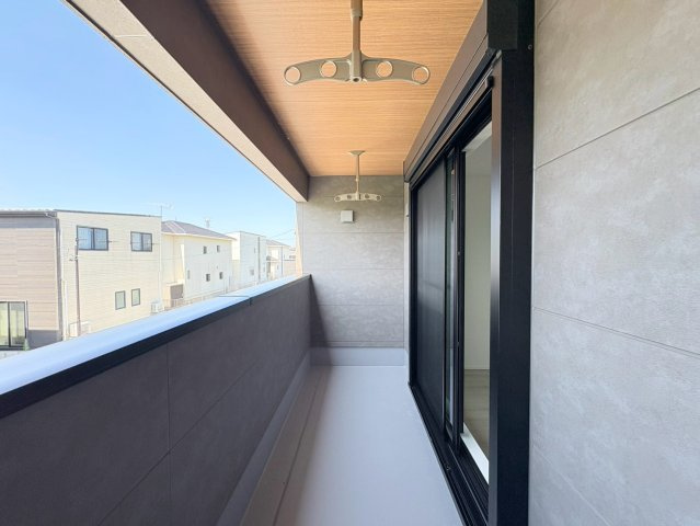 ダイマルタウン　岐阜市水主町第3　全2区画分譲のバルコニー|バルコニーは南向きで洗濯物もよく乾きます！強度と表面積硬度を持つFPRで防水しています。