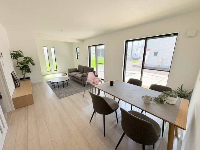 ダイマルタウン　岐阜市水主町第3　全2区画分譲の居間・リビング|シンプルで温かみのあるナチュラルテイストのリビングダイニング。広々設計でゆとりのある空間です。