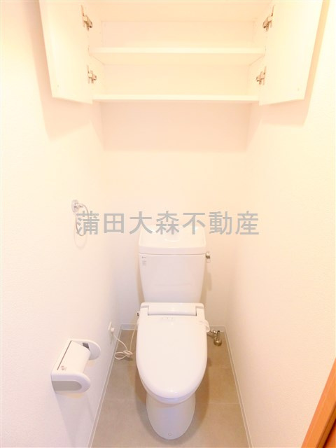 スカイコート蒲田第7のトイレ|棚収納と暖房便座付きトイレ