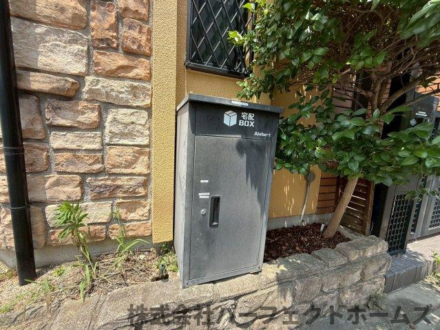 津田元町3丁目戸建の設備|宅配ボックス