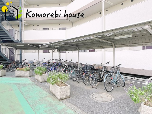 シャルマンコーポ大宮七里　の駐輪場