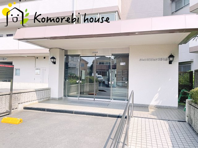シャルマンコーポ大宮七里　のエントランス|落ち着いたエントランスです