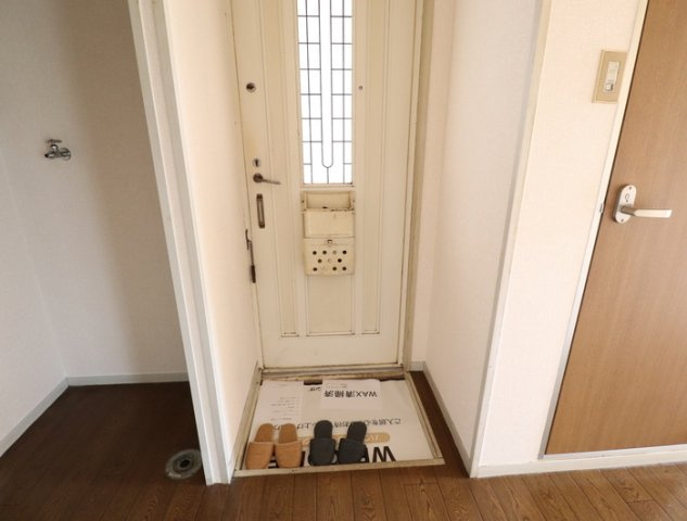プレジール上ノ郷　A棟の玄関