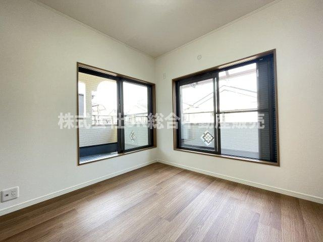 水走1丁目中古戸建の洋室|3F　4.5帖。バルコニーに面した明るい洋室です！