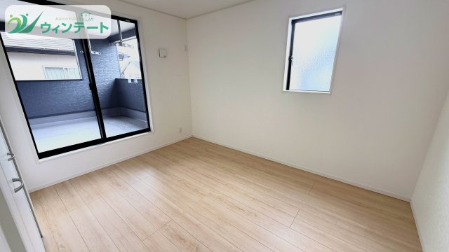 下妻市鬼怒第7　1号棟の洋室|バルコニーに面した洋室は、開放感と明るさが魅力。読書やリモートワークにもぴったりの心地よい空間です。