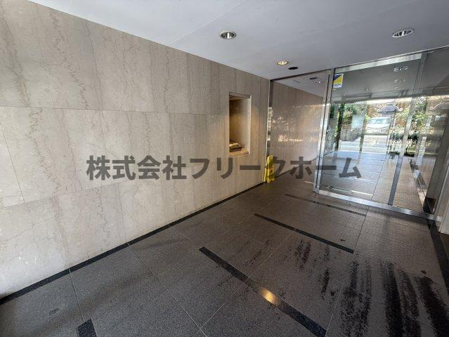 武蔵野市中町３丁目の賃貸マンションのエントランス
