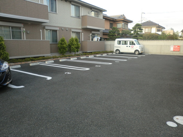 フロンティアA棟の駐車場