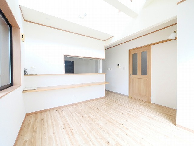 奈良市南紀寺町　貸家の居間・リビング|こちらの居間で趣味の時間をお楽しみください