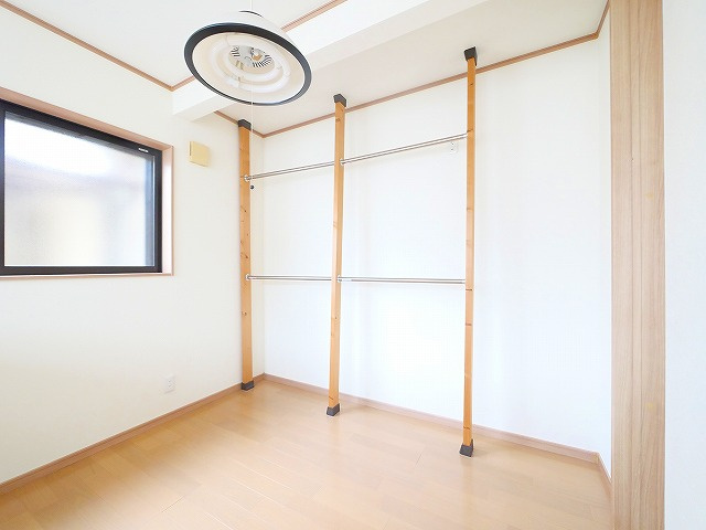 奈良市南紀寺町　貸家の寝室|開放的な寝室です