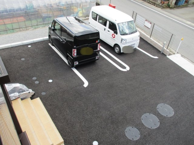 ハピネス コートの駐車場
