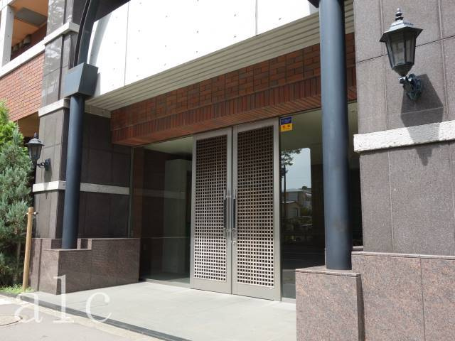 杉並区下高井戸２丁目の賃貸マンションのエントランス|重厚感のあるエントランス