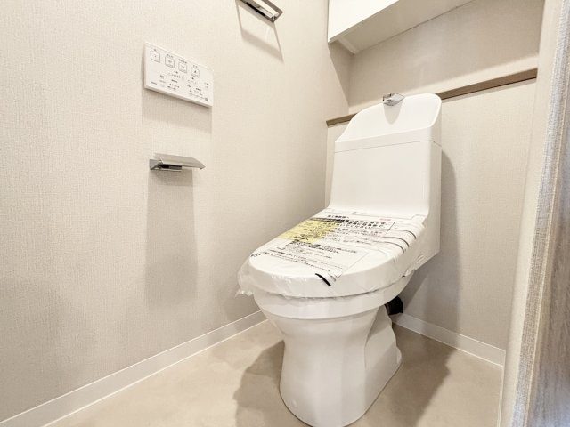 ウォシュレット付のトイレです！上部には吊戸棚も有！