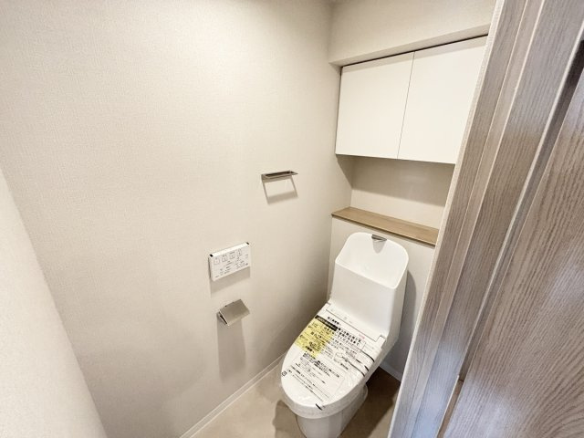 ウォシュレット付のトイレです！上部には吊戸棚も有！