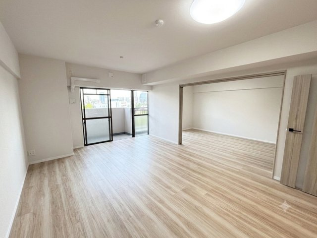 リビングは隣の居室と可動間仕切りで接しているので、空間分けは勿論、広い１つのリビングとして使うことも可能です！　※CG加工で一部、室内の荷物を消しています。
