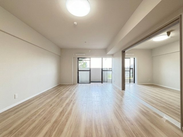 ３階部分ですが、高台立地の為、眺望・景観に恵まれているお部屋です！　※CG加工で一部、室内の荷物を消しています。