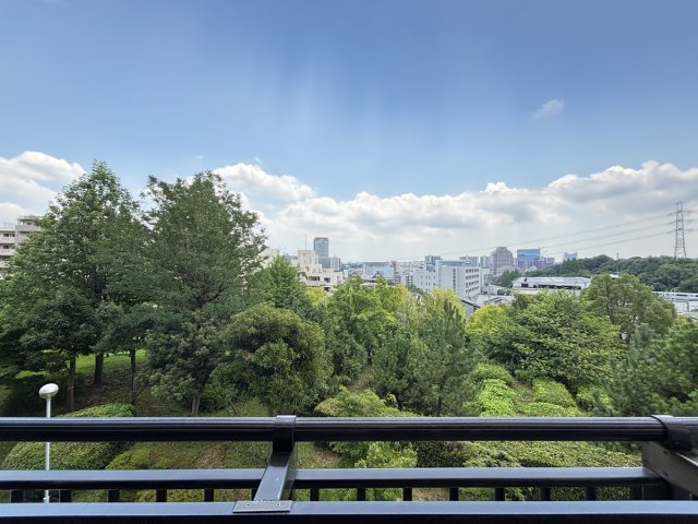 ３階部分ですが、高台立地且つ、前面が開けているので、眺望・景観にも恵まれています！