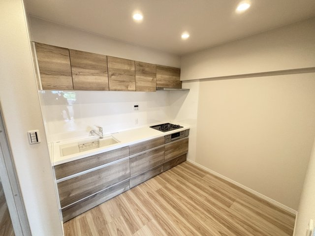 キッチン空間広々！床材や建具とのカラーリングもマッチしており、統一感のある内装です！