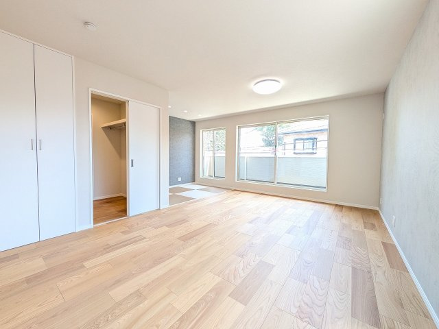 八王子市　中野上町　新築一戸建ての居間・リビング|～2階19.5帖の明るく開放感のあるLDK、家族団欒の時間をお過ごしいただけます～