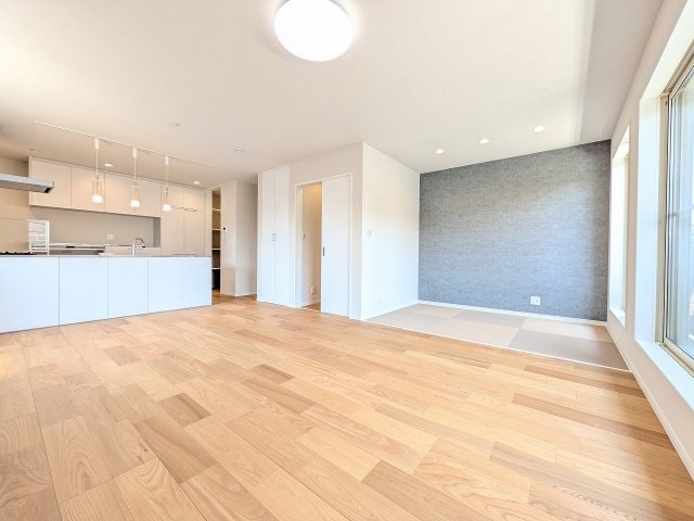 八王子市　中野上町　新築一戸建ての居間・リビング|～2階19.5帖の明るく開放感のあるLDK、家族団欒の時間をお過ごしいただけます～