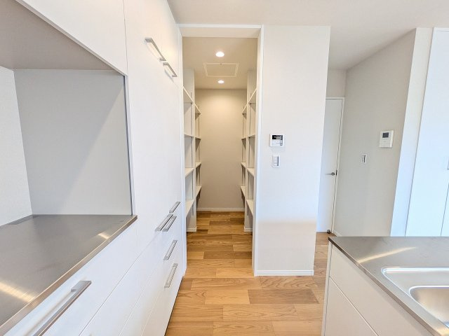 八王子市　中野上町　新築一戸建ての収納|～キッチン脇には大容量収納可能なパントリー～